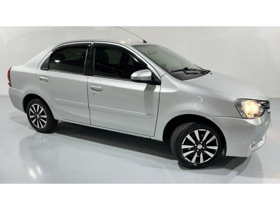 TOYOTA ETIOS 1.5 PLATINUM SEDAN 16V FLEX 4P MANUAL